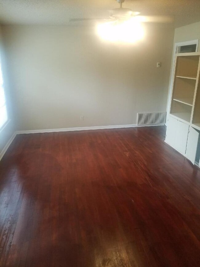 Building Photo - Single-family home Located in East Handley...