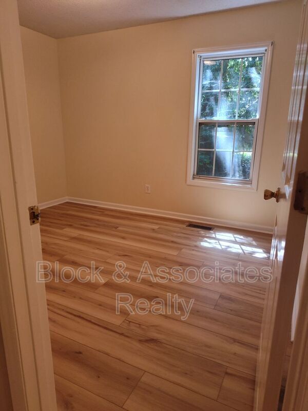Building Photo - 1228 Winslow Ave