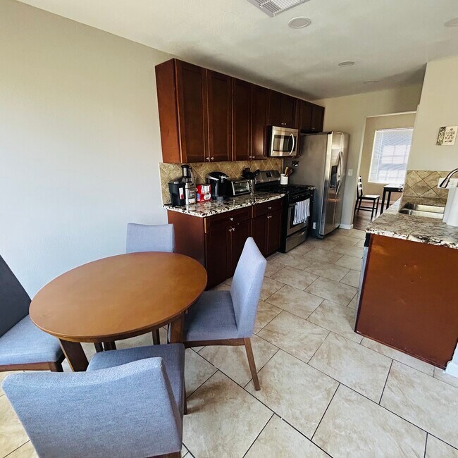 Building Photo - 718 Pine Lodge Dr