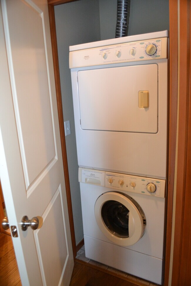 Washer / Dryer - 2411 Peabody St