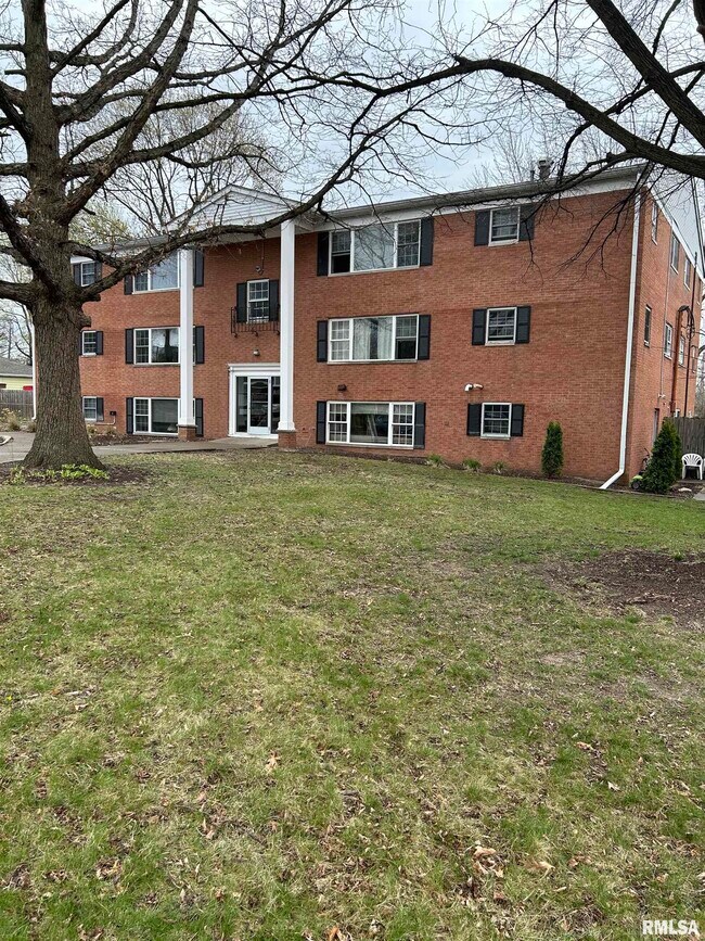 Primary Photo - 228 E Oak Cliff Ct