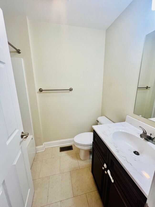 Building Photo - Spacious townhouse for rent in Bluestone H...