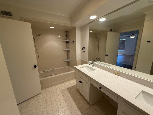 Building Photo - 2208 Avondale St