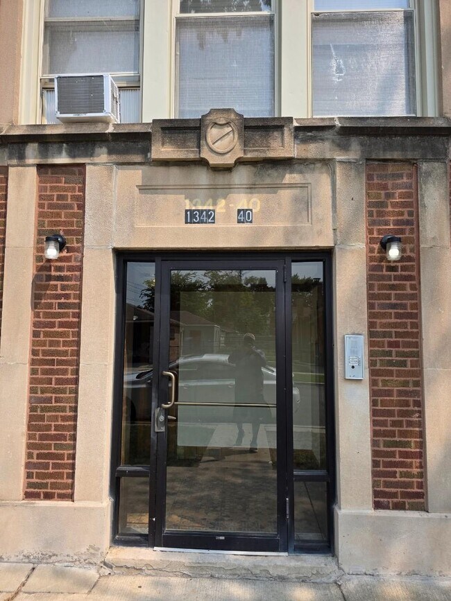 Building Photo - 1 bedroom in CHICAGO IL 60620