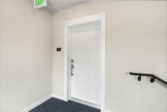 Building Photo - Comfort Meets Convenience in This Bellevue Condo