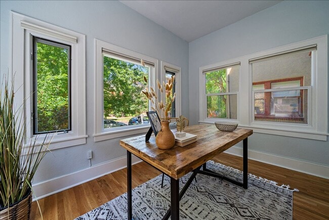 Building Photo - Uptown condo available immediately