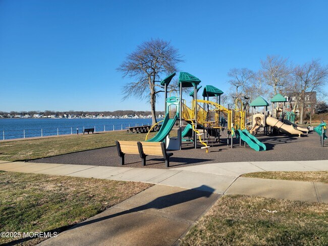 Building Photo - 19 Oak Terrace