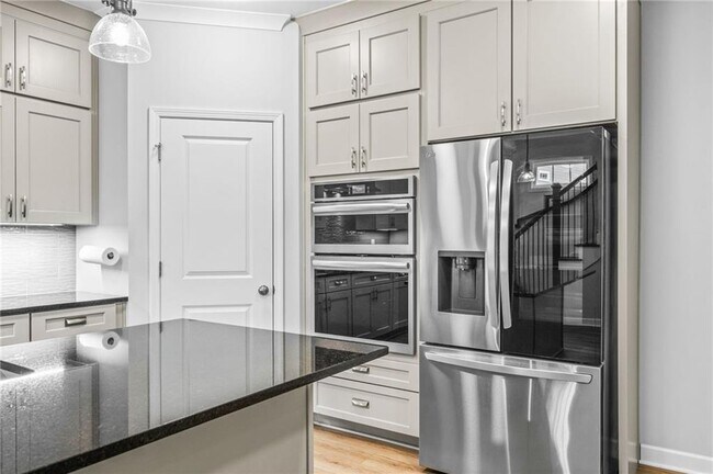 Building Photo - 421 Retreat Ln