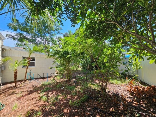 Building Photo - REDUCED $200!!  Cute 3/1 with updated kitc...