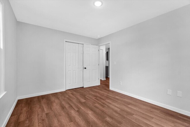 Building Photo - 107 E Elm St