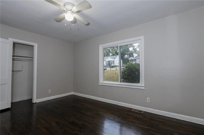 Building Photo - 1123 Graymont Dr SW