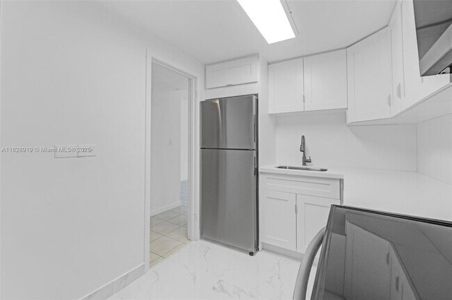 Building Photo - 905 Brickell Bay Dr