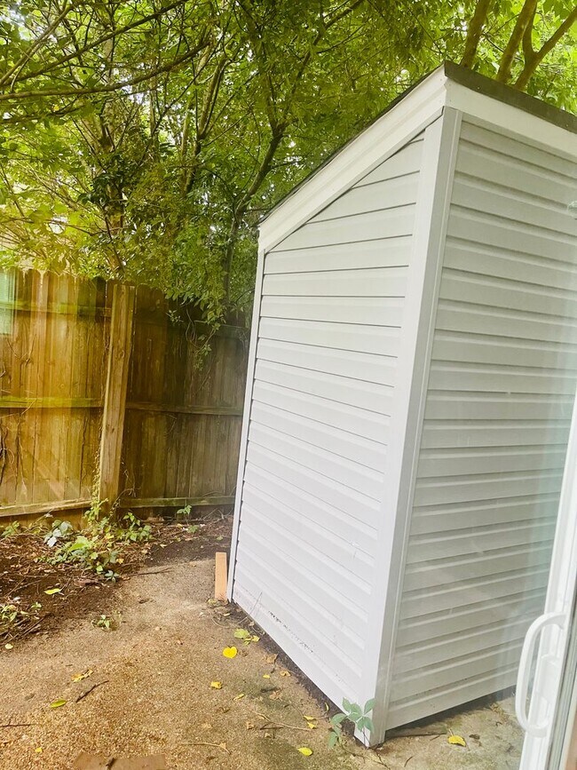 Building Photo - Beautiful recently Renovated 2 Bedroom 1.5...