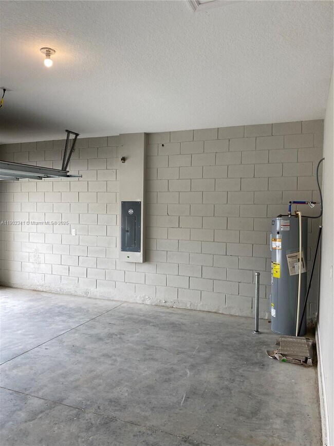 Building Photo - 125 Lake Smart Cir