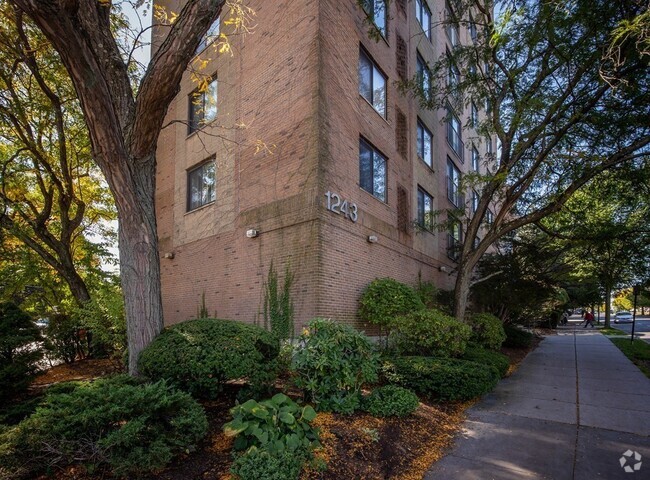 Building Photo - 1247 Beacon St