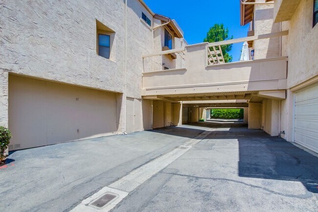 Building Photo - Spacious La Jolla Townhome in Desirable Wo...