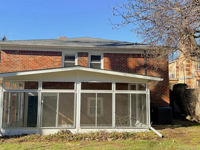 Building Photo - 86-79 Palo Alto St