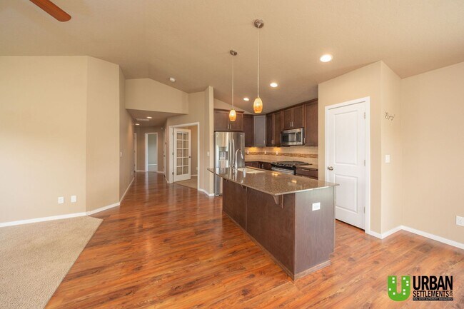 Building Photo - Single Story home with 2 bed and office fo...