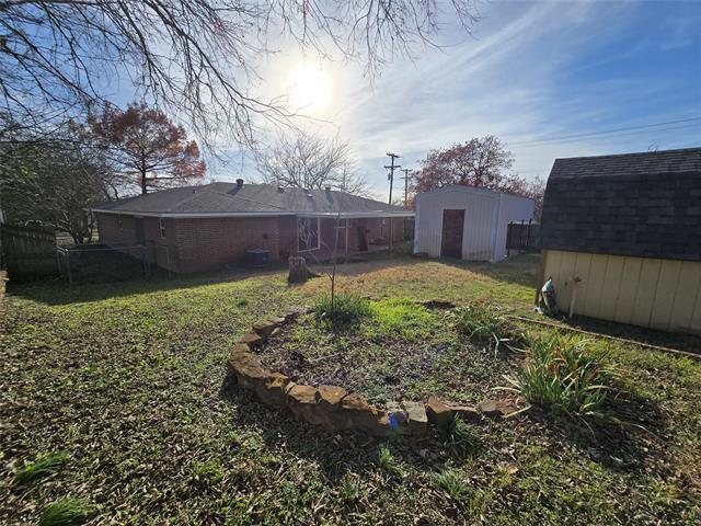 Building Photo - 301 E 6th St