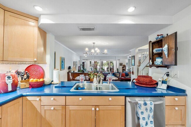 Building Photo - 4905 SW 71st Pl