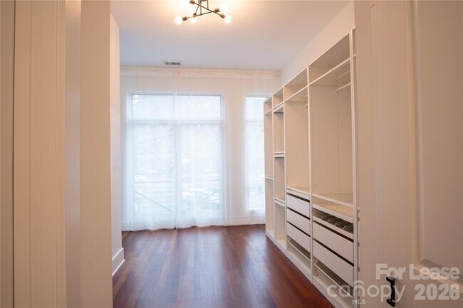 Building Photo - 2133 Southend Dr