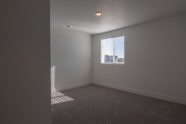 Building Photo - "READY NOW! 3-Bed PLUS Office-Townhouse Retreat in Eagle, ID – Spacious Living with 2.5 Baths!"