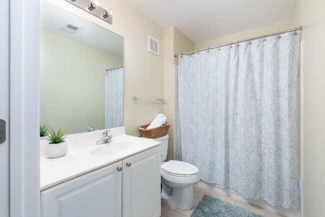 Building Photo - 3 Bedroom Flat, End unit Apartment - Available at Woodlands with $500 deposit. Ask your leasing a...