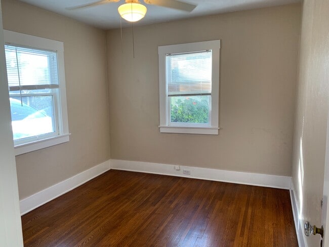 Building Photo - Adorable 2 Bedroom Cottage with Fenced yard, Washer+Dryer, Dishwasher, Reserved Parking!