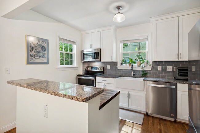 Building Photo - Available Early August! Beautiful 3-bedroo...