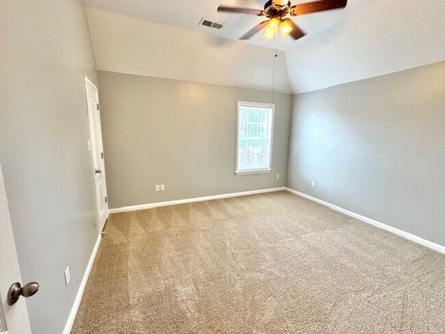 Building Photo - Fantastic Home In A Great Location! Spacio...