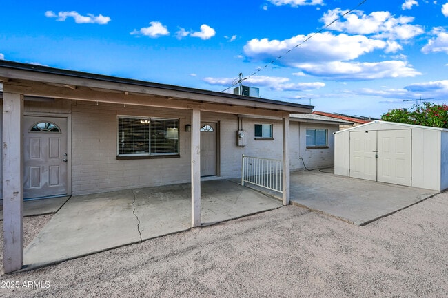 Building Photo - 913 E 7th Dr