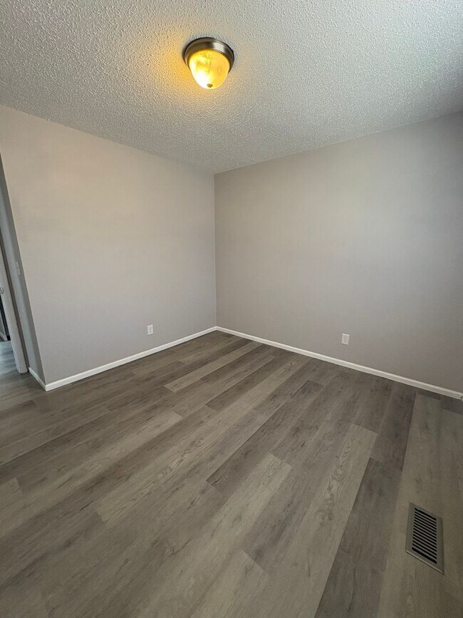 Building Photo - Newly Remodeled 3 Bedroom 2 Bath Home on Huge Corner Lot