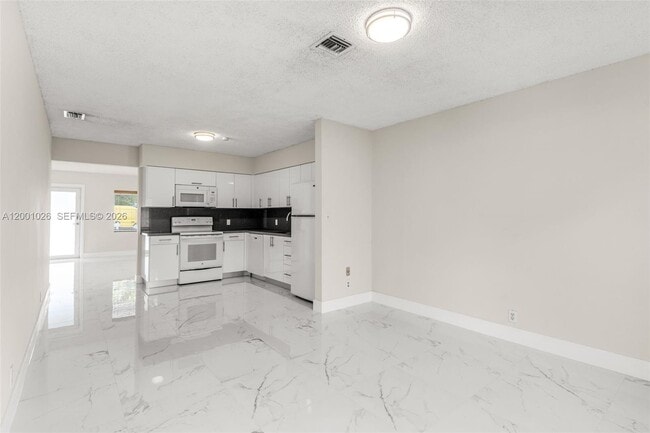 Building Photo - 310 SW 76th Ct