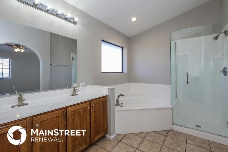 Building Photo - 6520 W Paradise Ln