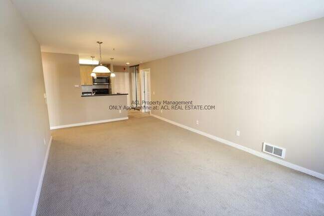 Building Photo - Perectly Located, **PET FRIENDLY** Spacious, 2bed/ 2bath, Emeryville Condo For Rent
