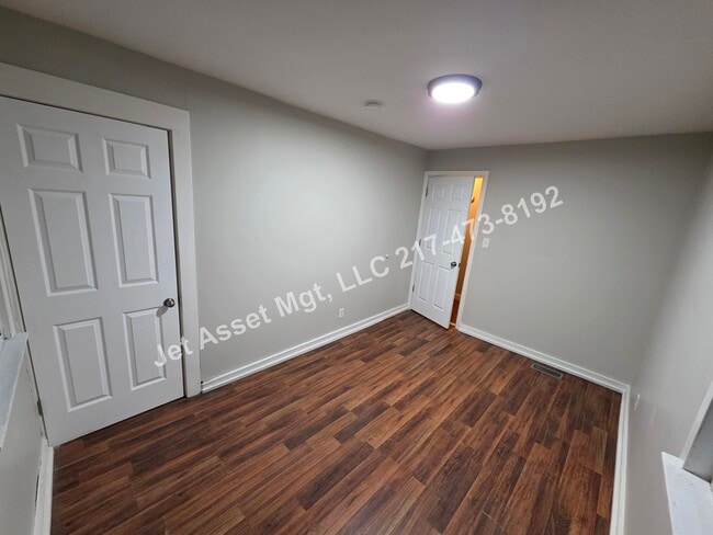 Building Photo - 4 bed, 2 bath HOUSE For Rent