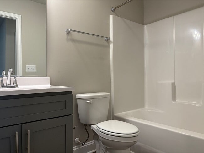 Building Photo - 3 Bedroom, 2 Bathroom Apartment in Winston...
