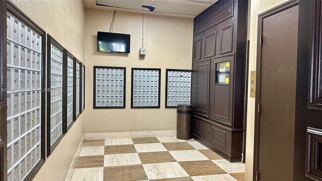 Building Photo - 2030 S Ocean Dr