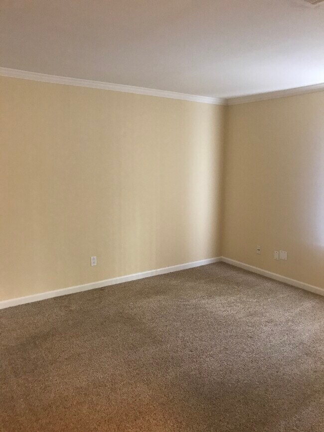 King-sized bedroom - 351 Eastridge Dr