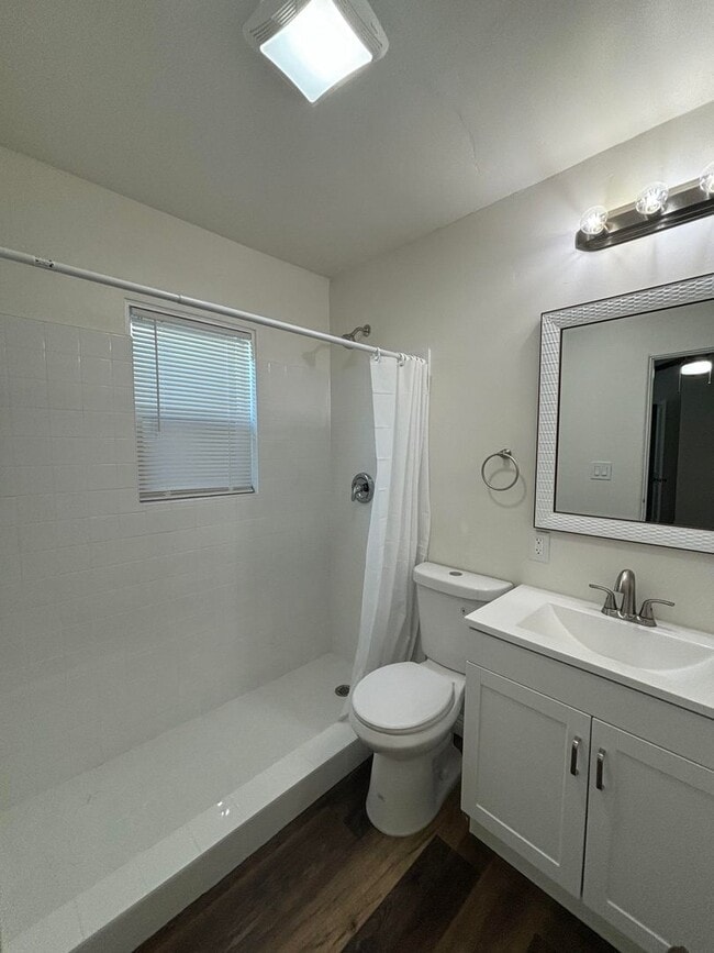 Building Photo - Beautifully renovated 2 bedroom 2 bath home w/ all utilities included!