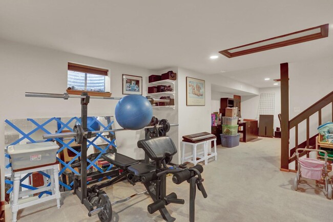 Building Photo - Beautiful 5 Bedroom Home Near the Cherry C...