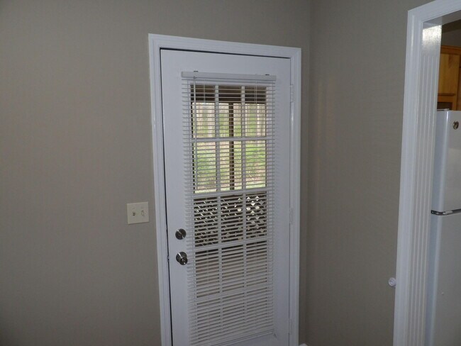 Building Photo - 244 Meadowview Dr