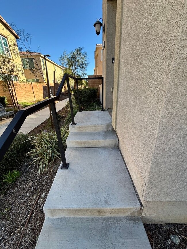 Building Photo - Beautiful Home!