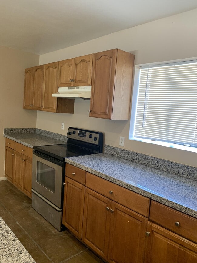 Building Photo - 308 E Blacklidge Dr