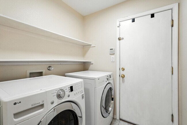 Building Photo - For Rent | 3 Bed / 2 Bath | 2 Car Garage |...