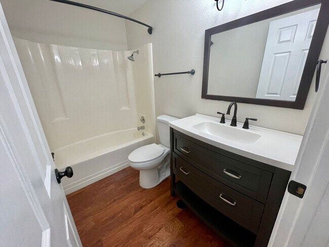 Building Photo - Updated Townhome, Short Commute to Hanford...