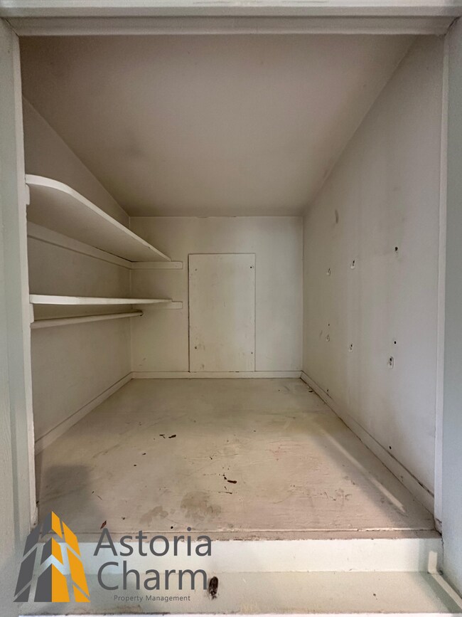 Building Photo - Spacious 4 Bedroom + Den Home with Private...