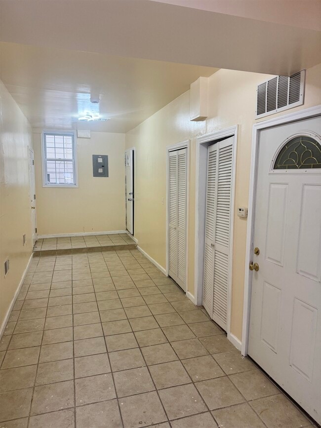 Building Photo - 24 Bloomfield Way