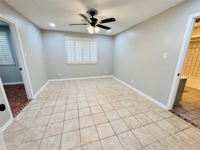 Building Photo - 10702 Deval Dr