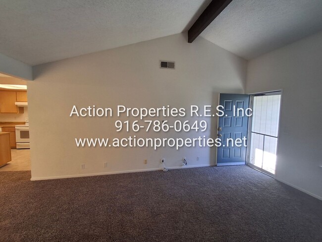 Building Photo - 2 Bed, 2 Bath - 1 Car Garage - Duplex - Pr...